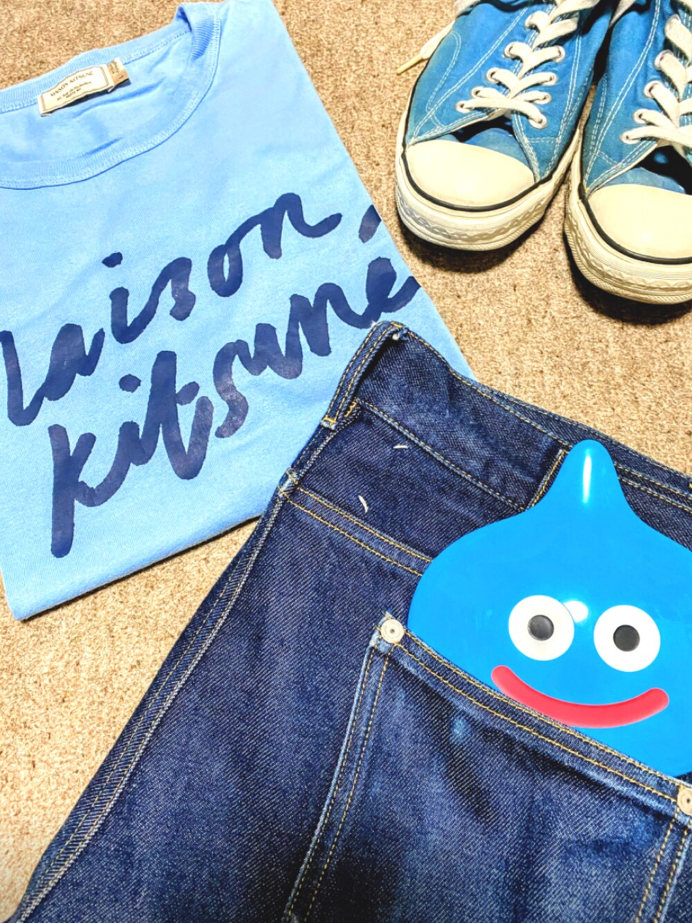 ブルー系のTシャツ/カットソー、ブルー系のデニムパンツ、ブルー系のスニーカーを着用したメンズの夏コーディネートの2枚目の写真