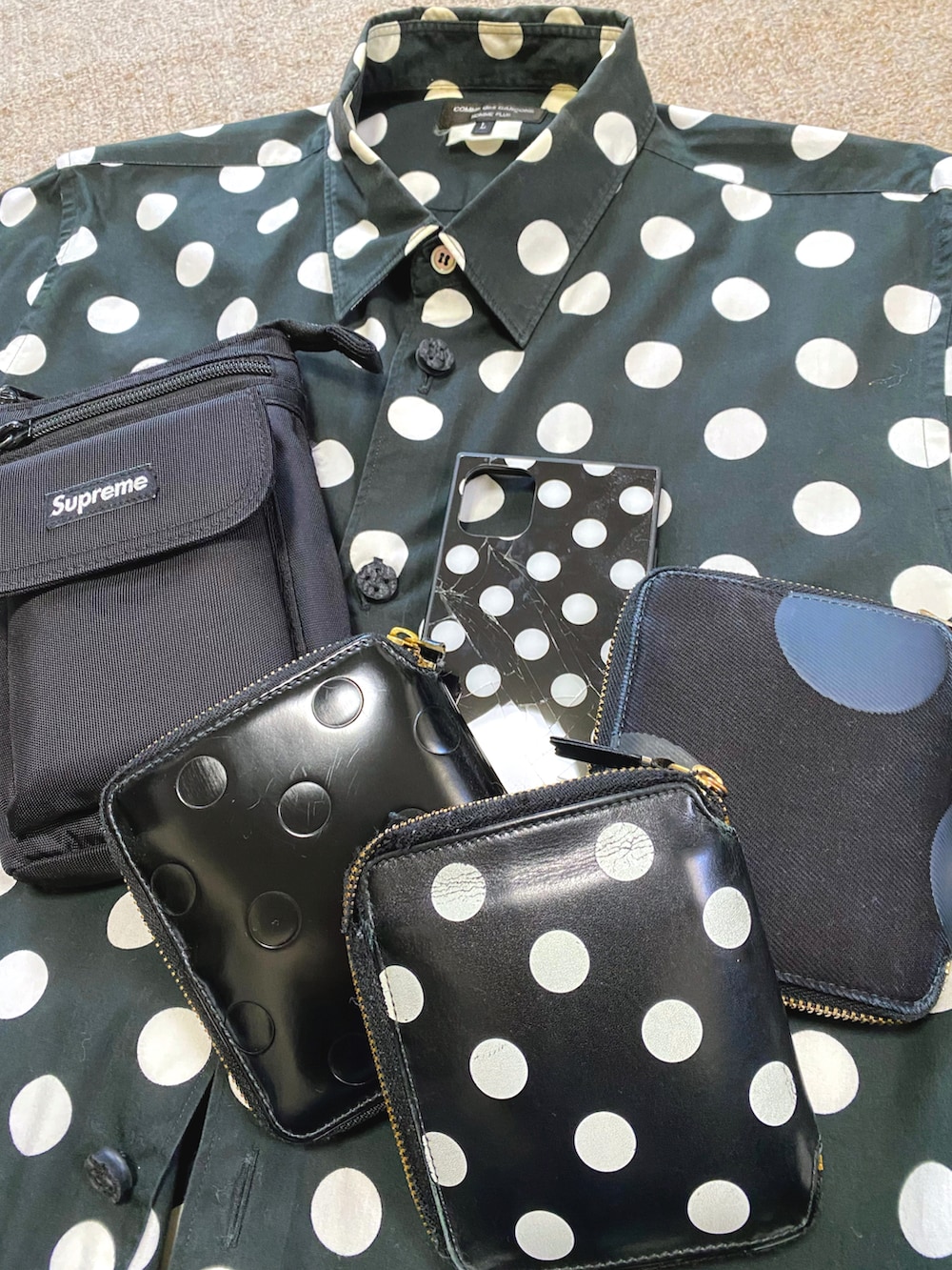 ブルー系のダウンジャケット/コート、ブラック系のカーディガン/ボレロ、ホワイト系のシャツ/ブラウスを着用したメンズの冬コーディネートの3枚目の写真