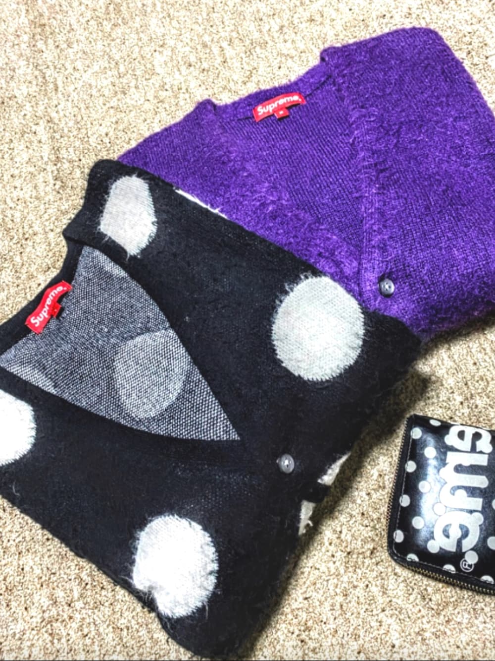 ブルー系のダウンジャケット/コート、パープル系のカーディガン/ボレロ、ブルー系のシャツ/ブラウスを着用したメンズの冬コーディネートの4枚目の写真