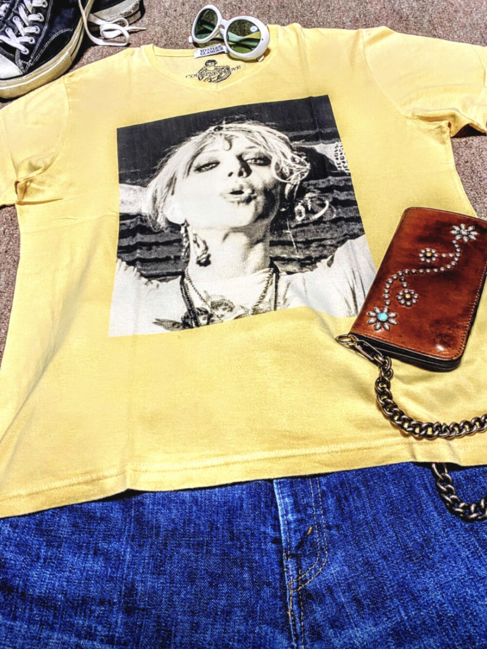 イエロー系のTシャツ/カットソー、ブラック系のTシャツ/カットソー、ホワイト系のTシャツ/カットソーを着用したメンズの夏コーディネートの2枚目の写真