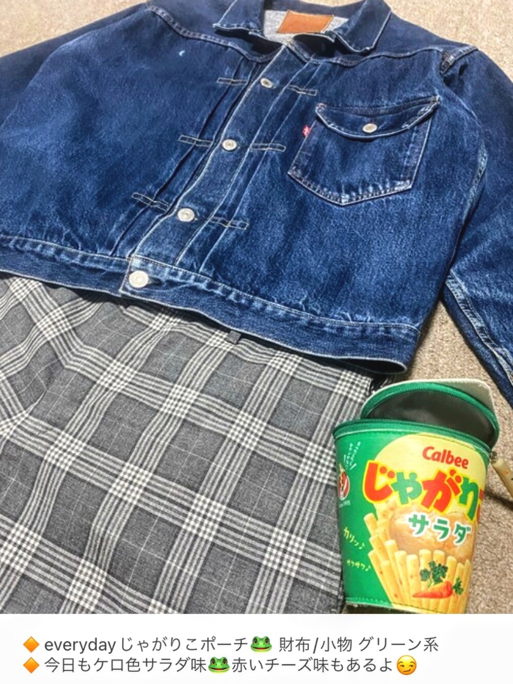 ブルー系のデニムジャケット、ブラック系のTシャツ/カットソー、グレー系のスラックスを着用したメンズの秋コーディネートの2枚目の写真