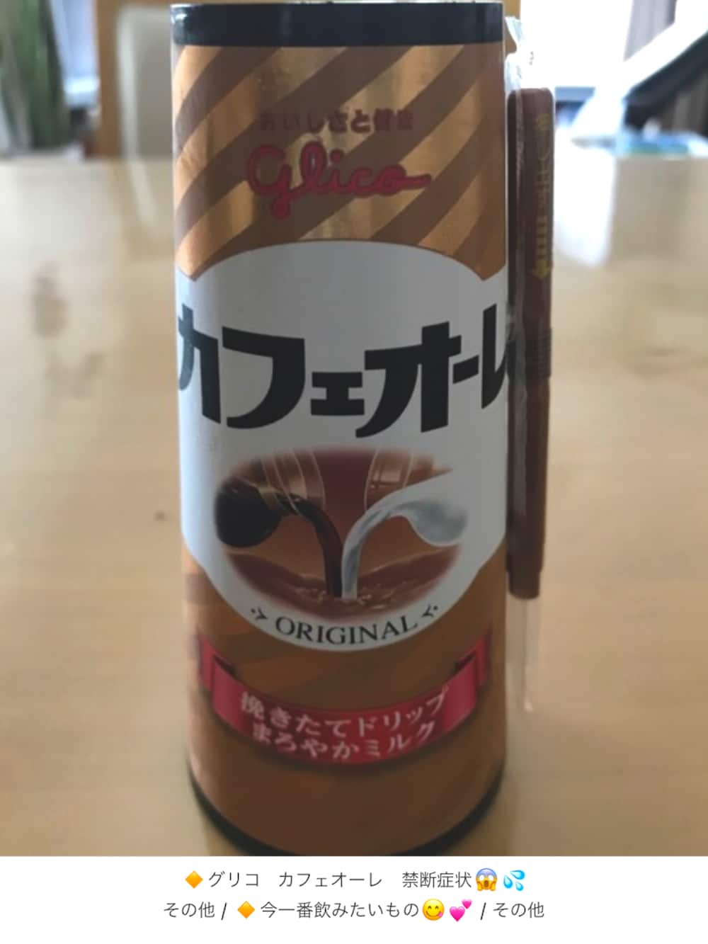 ブルー系のダウンジャケット/コート、ブラック系のカーディガン/ボレロ、ホワイト系のシャツ/ブラウスを着用したメンズの春コーディネートの5枚目の写真