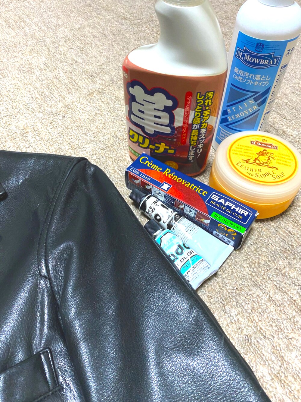 ブラック系のライダースジャケット、ブラック系のネクタイ、ホワイト系のシャツ/ブラウスを着用したメンズの春コーディネートの4枚目の写真