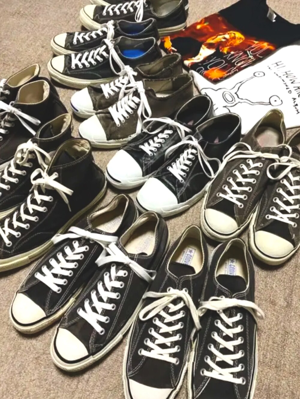 ブラック系のTシャツ/カットソー、パープル系のカーディガン/ボレロ、ブルー系のセットアップを着用したメンズの冬コーディネートの3枚目の写真