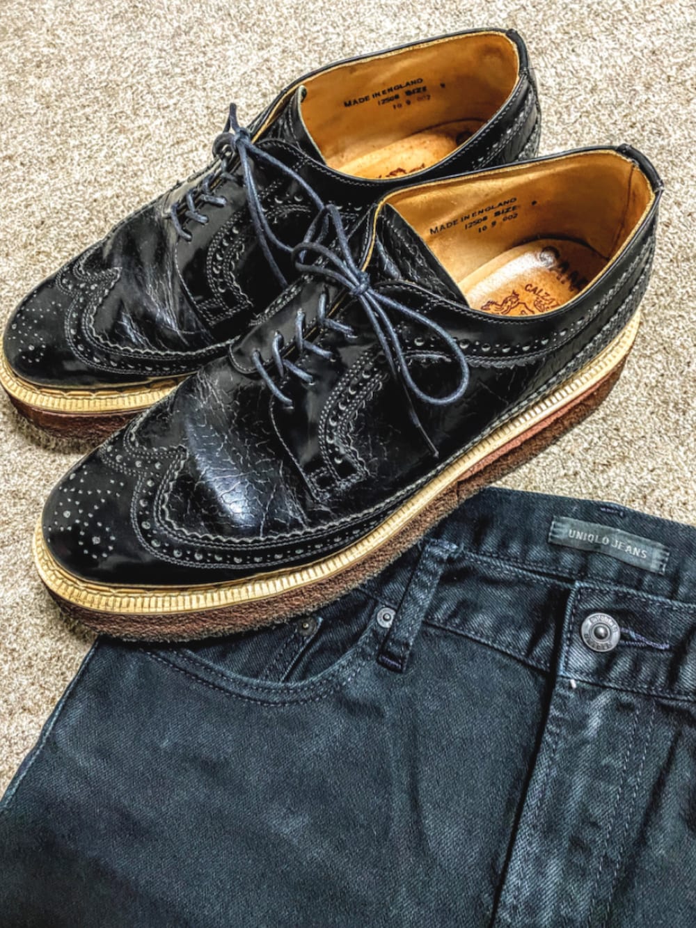 ブラック系のライダースジャケット、ホワイト系のシャツ/ブラウス、グレー系のその他パンツを着用したメンズの秋コーディネートの3枚目の写真