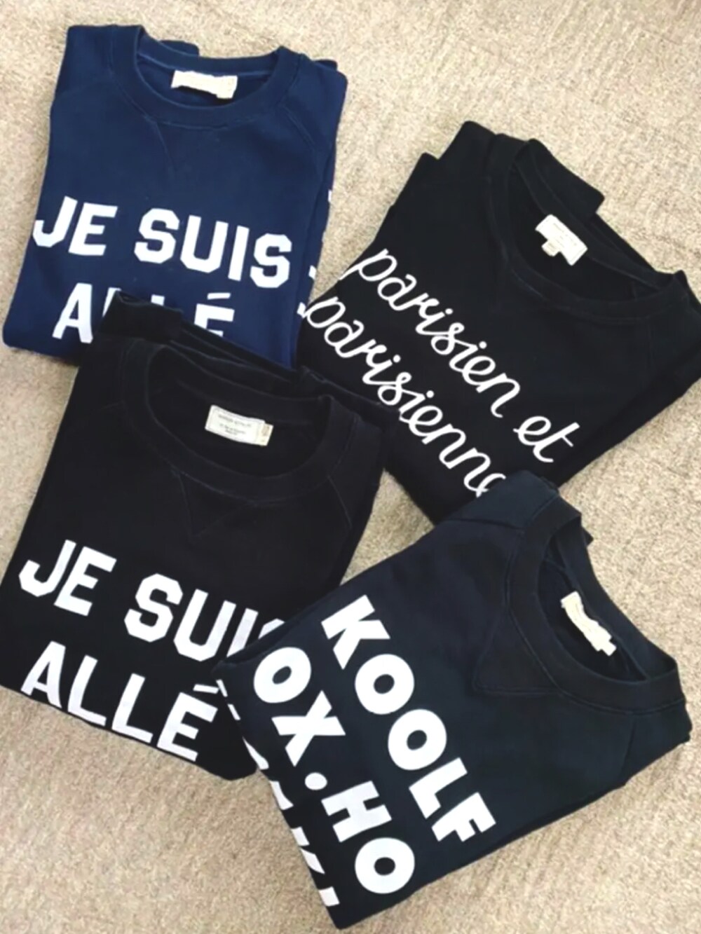 ブルー系のカーディガン/ボレロ、ホワイト系のシャツ/ブラウス、ベージュ系のチノパンツを着用したメンズの冬コーディネートの3枚目の写真