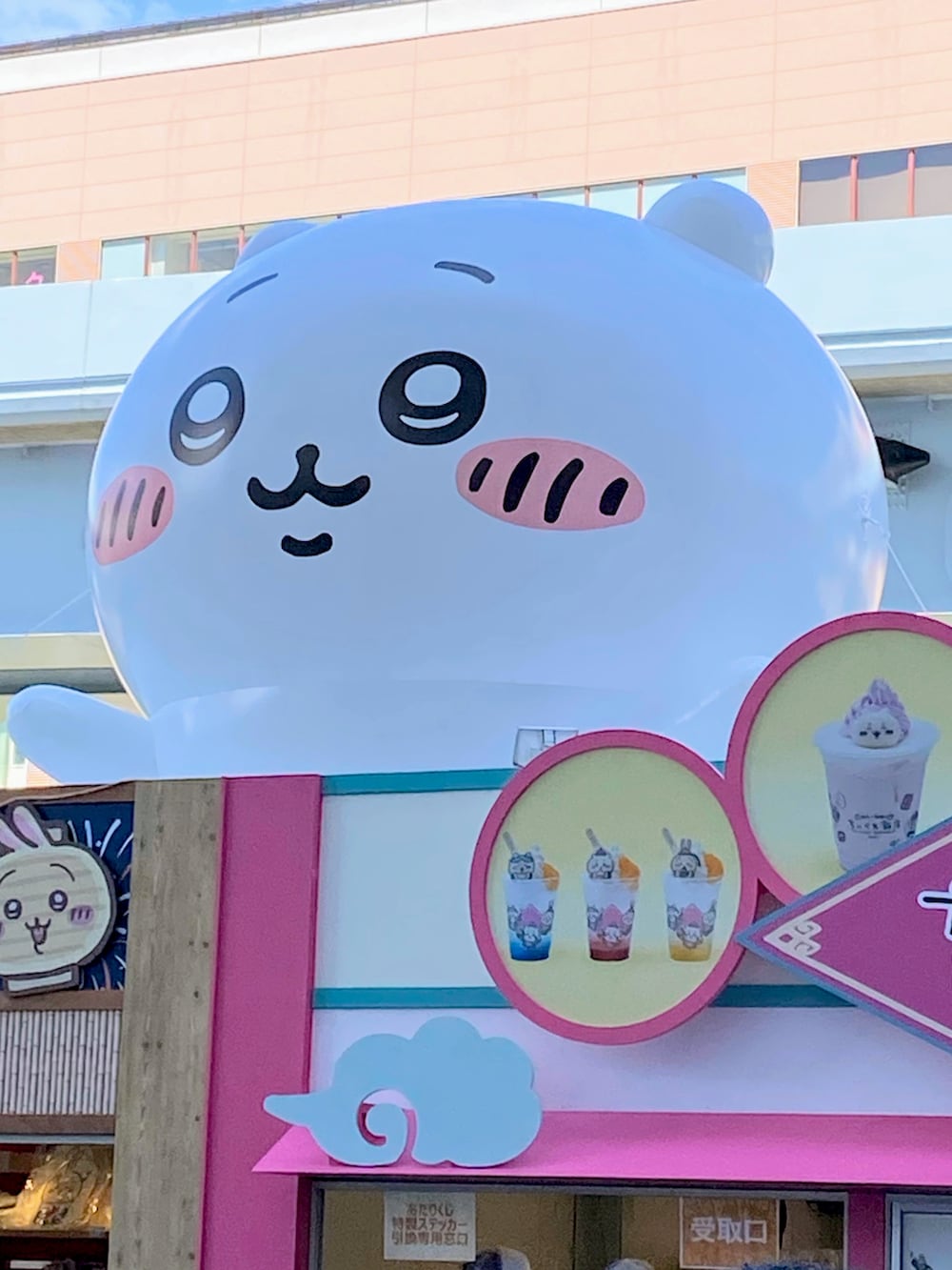 ブラック系のシャツ/ブラウス、ホワイト系のTシャツ/カットソー、ブルー系のデニムパンツを着用したメンズの夏コーディネートの5枚目の写真