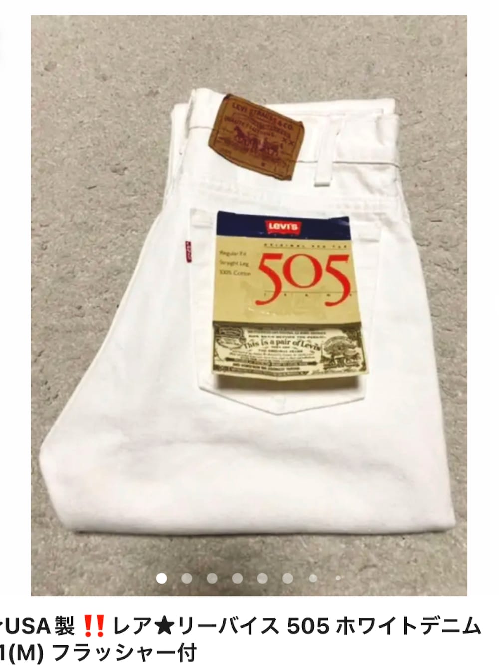 ブルー系のテーラードジャケット、ブルー系のポロシャツ、ホワイト系のデニムパンツを着用したメンズの夏コーディネートの3枚目の写真