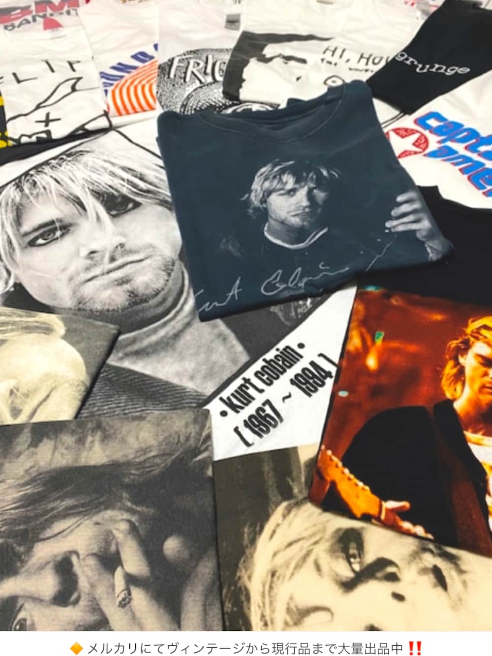 ブラック系のTシャツ/カットソー、ホワイト系のタンクトップ、ブラック系のデニムパンツを着用したメンズの春コーディネートの4枚目の写真