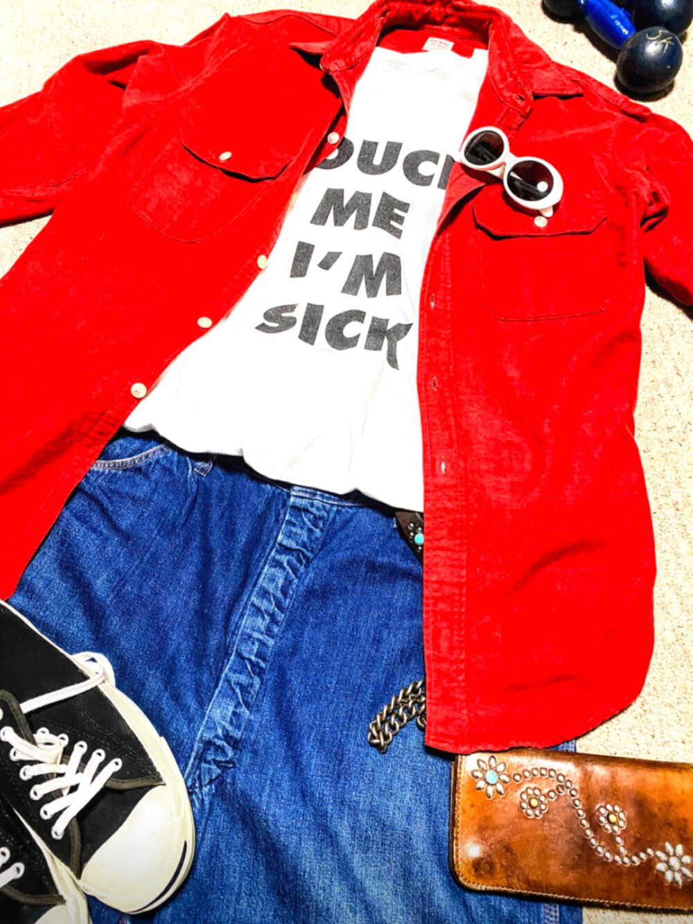 レッド系のシャツ/ブラウス、ホワイト系のTシャツ/カットソー、ブルー系のデニムパンツを着用したメンズの夏コーディネートの5枚目の写真