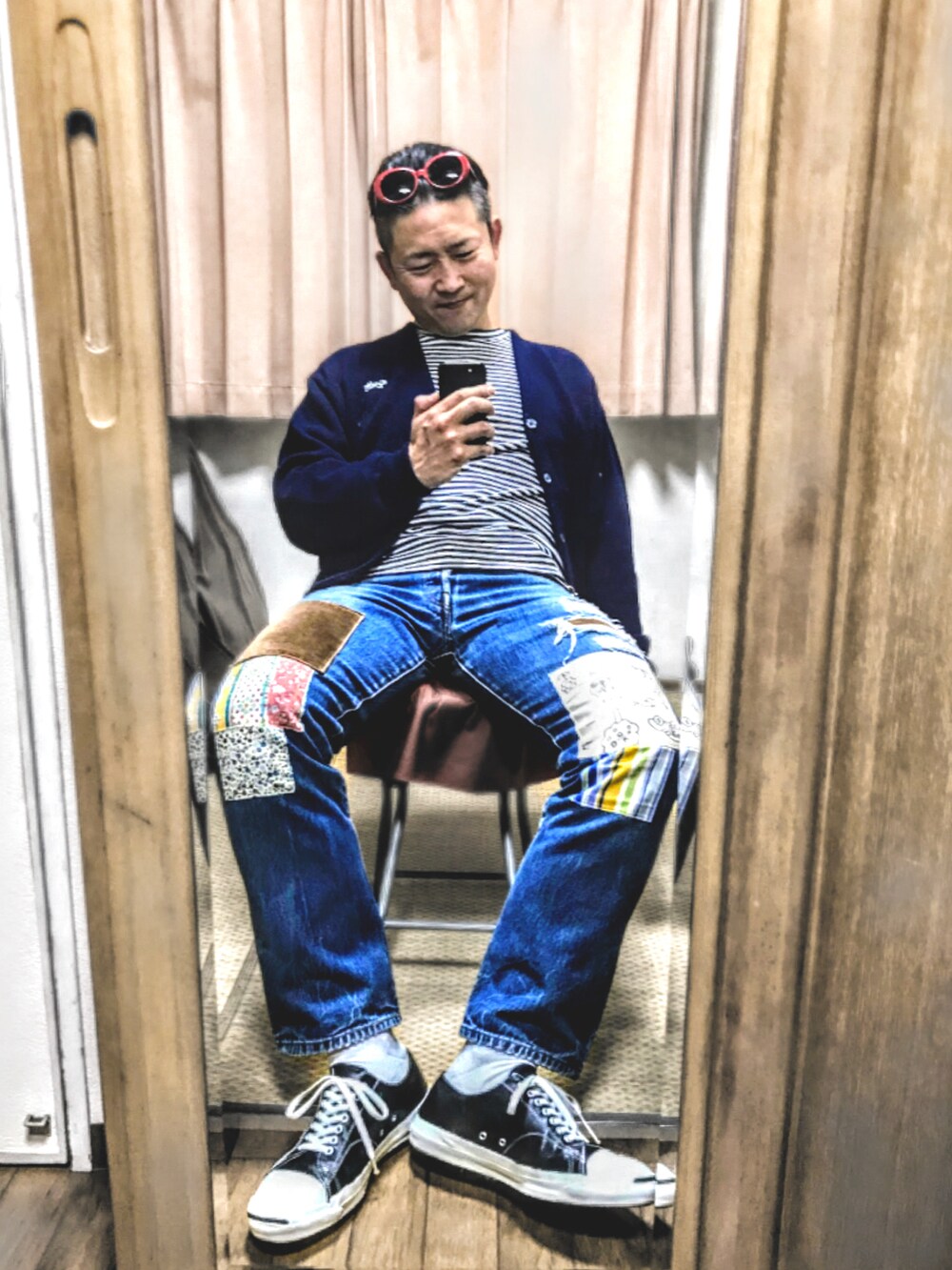 ホワイト系のデニムジャケット、ホワイト系のデニムジャケット、グレー系のスラックスを着用したメンズの春コーディネートの3枚目の写真