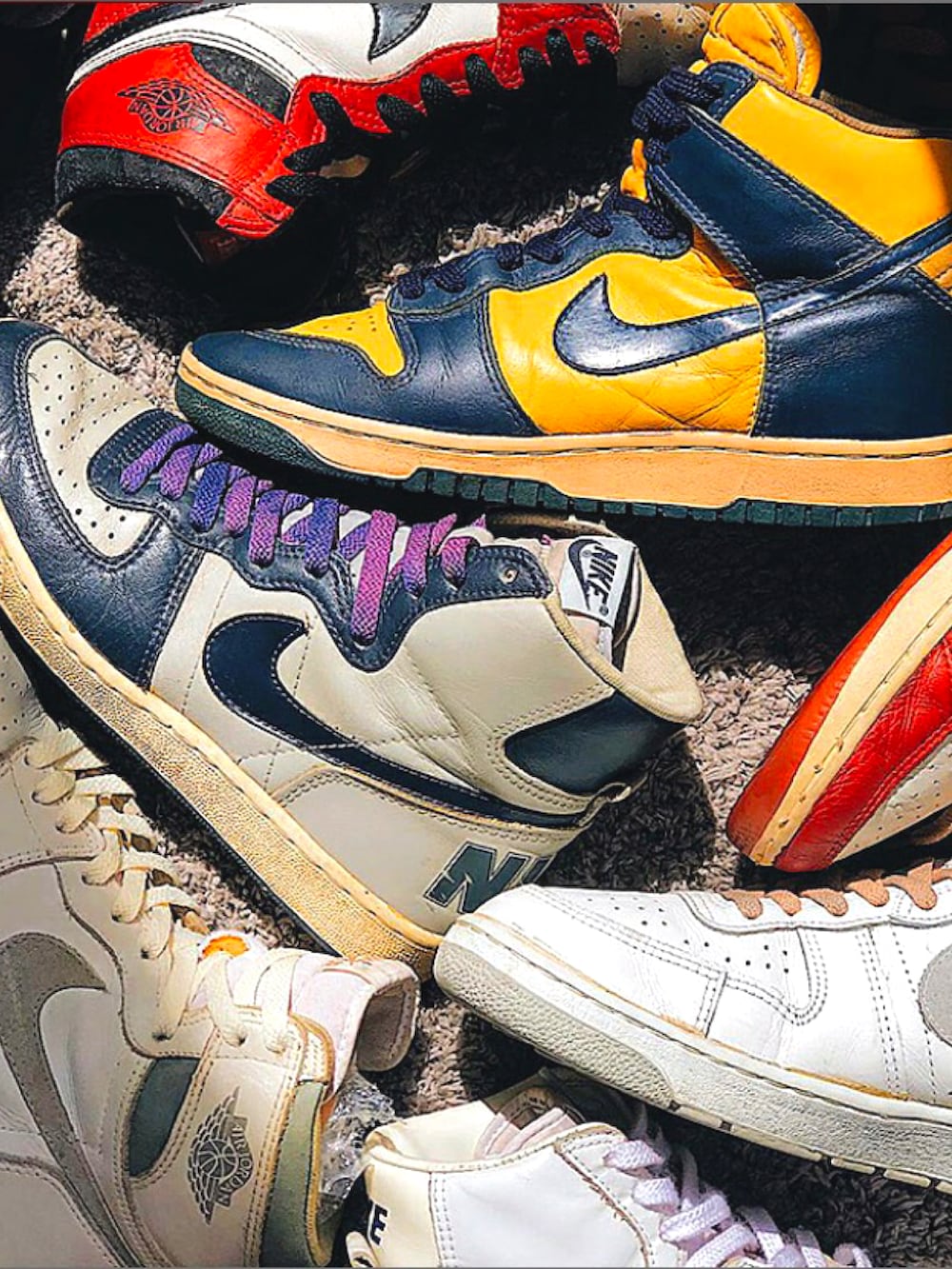 パープル系のシューズ小物/雑貨、ブルー系のつなぎ/オールインワン、グレー系のパーカーを着用したメンズの春コーディネートの2枚目の写真