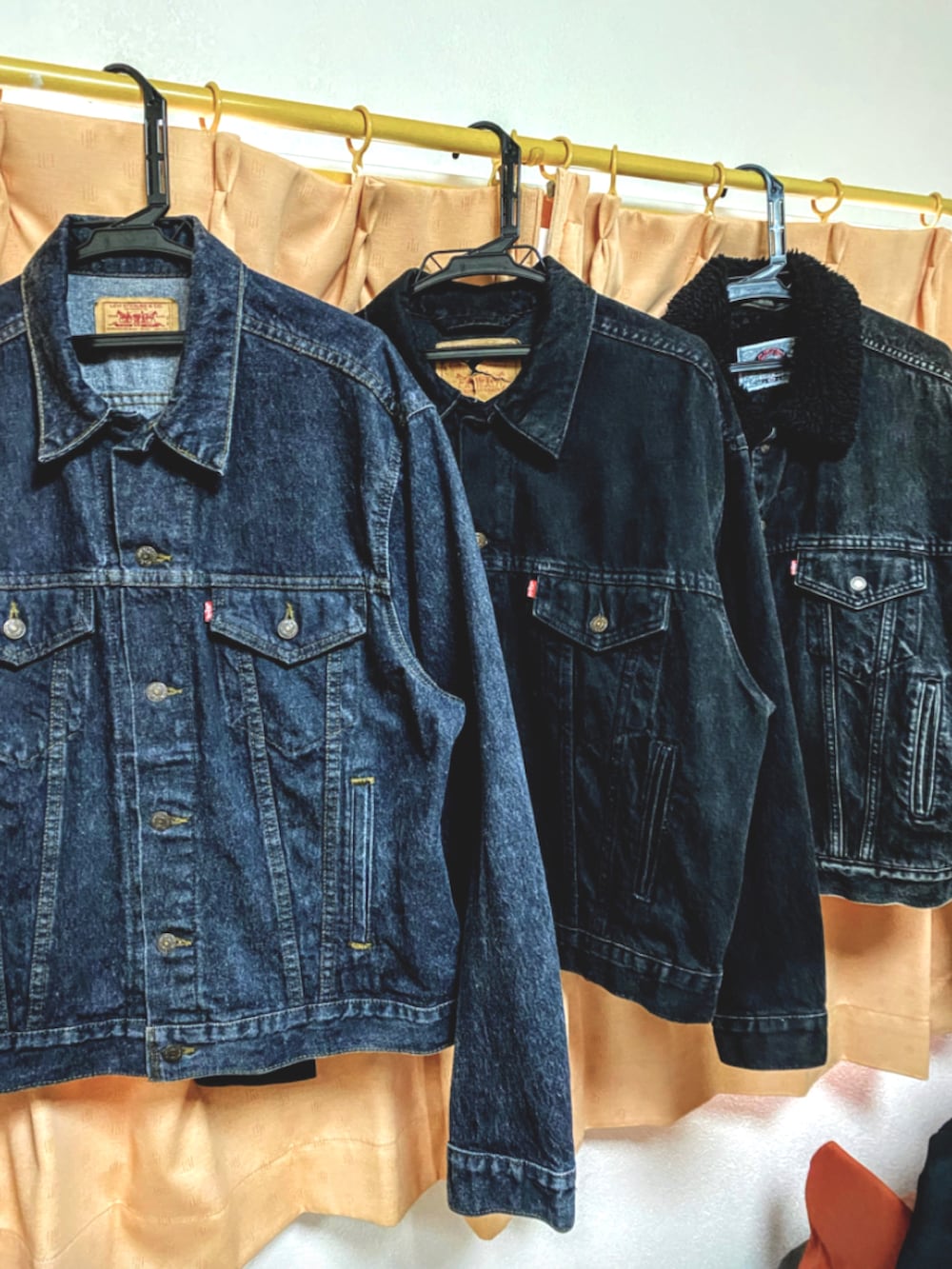 ブラック系のデニムジャケット、ブラック系のTシャツ/カットソー、ブラック系のスラックスを着用したメンズの春コーディネートの4枚目の写真