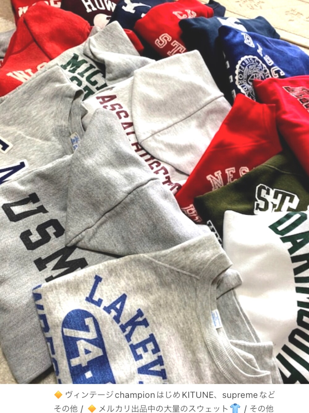 パープル系のシューズ小物/雑貨、ブルー系のデニムジャケット、ブルー系のスウェットを着用したメンズの春コーディネートの5枚目の写真