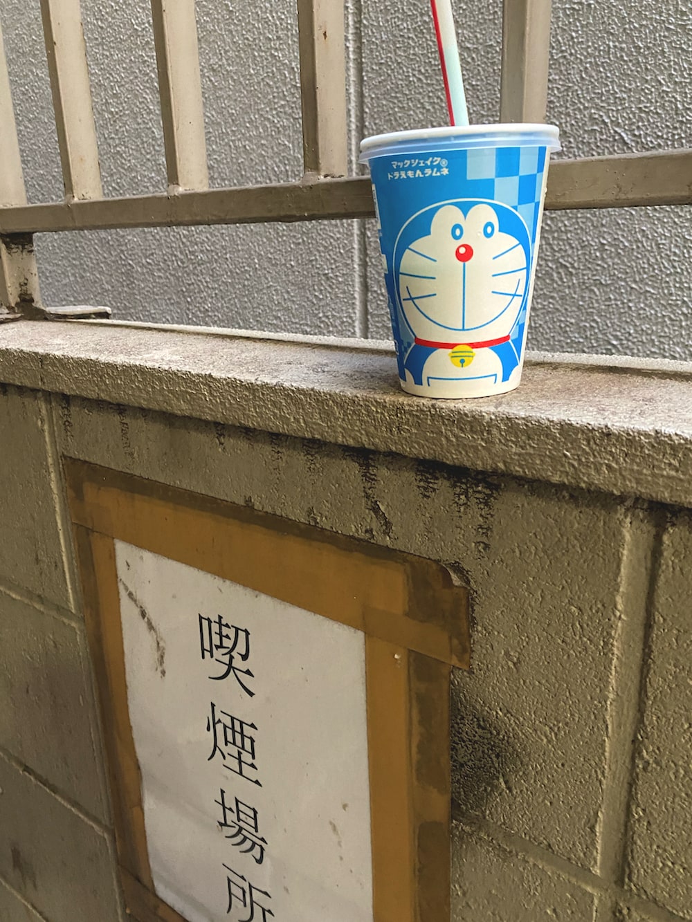 ベージュ系のその他アウター、ブルー系のシャツ/ブラウス、ホワイト系のTシャツ/カットソーを着用したメンズの夏コーディネートの5枚目の写真