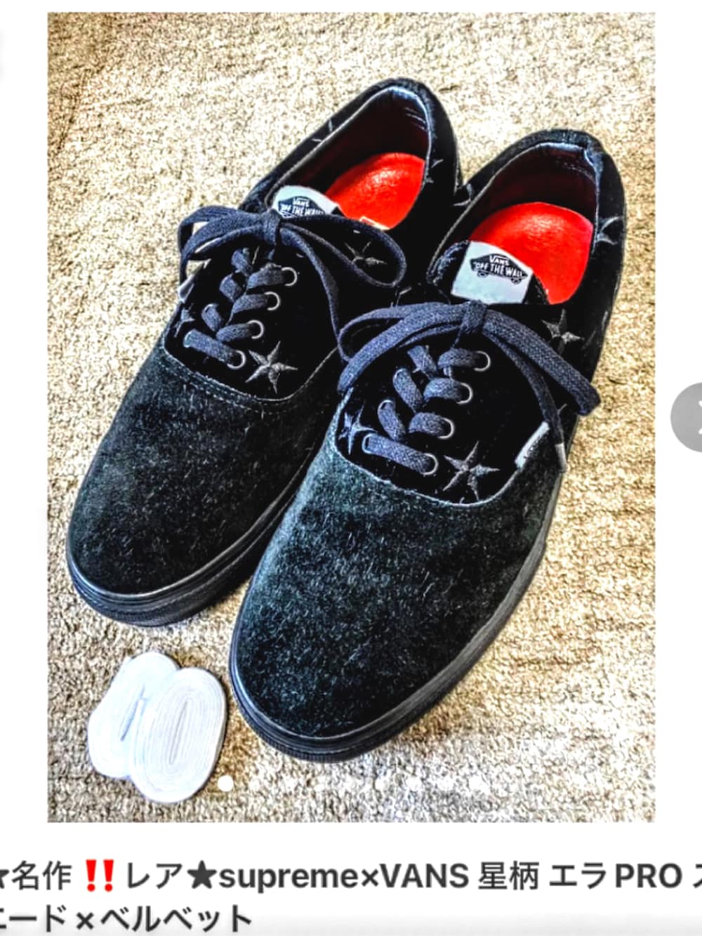 ブラック系のカーディガン/ボレロ、ホワイト系のシャツ/ブラウス、ブラック系のスラックスを着用したメンズの秋コーディネートの4枚目の写真