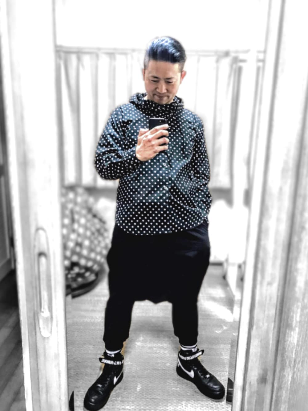 ブラック系のテーラードジャケット、ブラック系のシャツ/ブラウス、ブラック系のその他パンツを着用したメンズの秋コーディネートの2枚目の写真