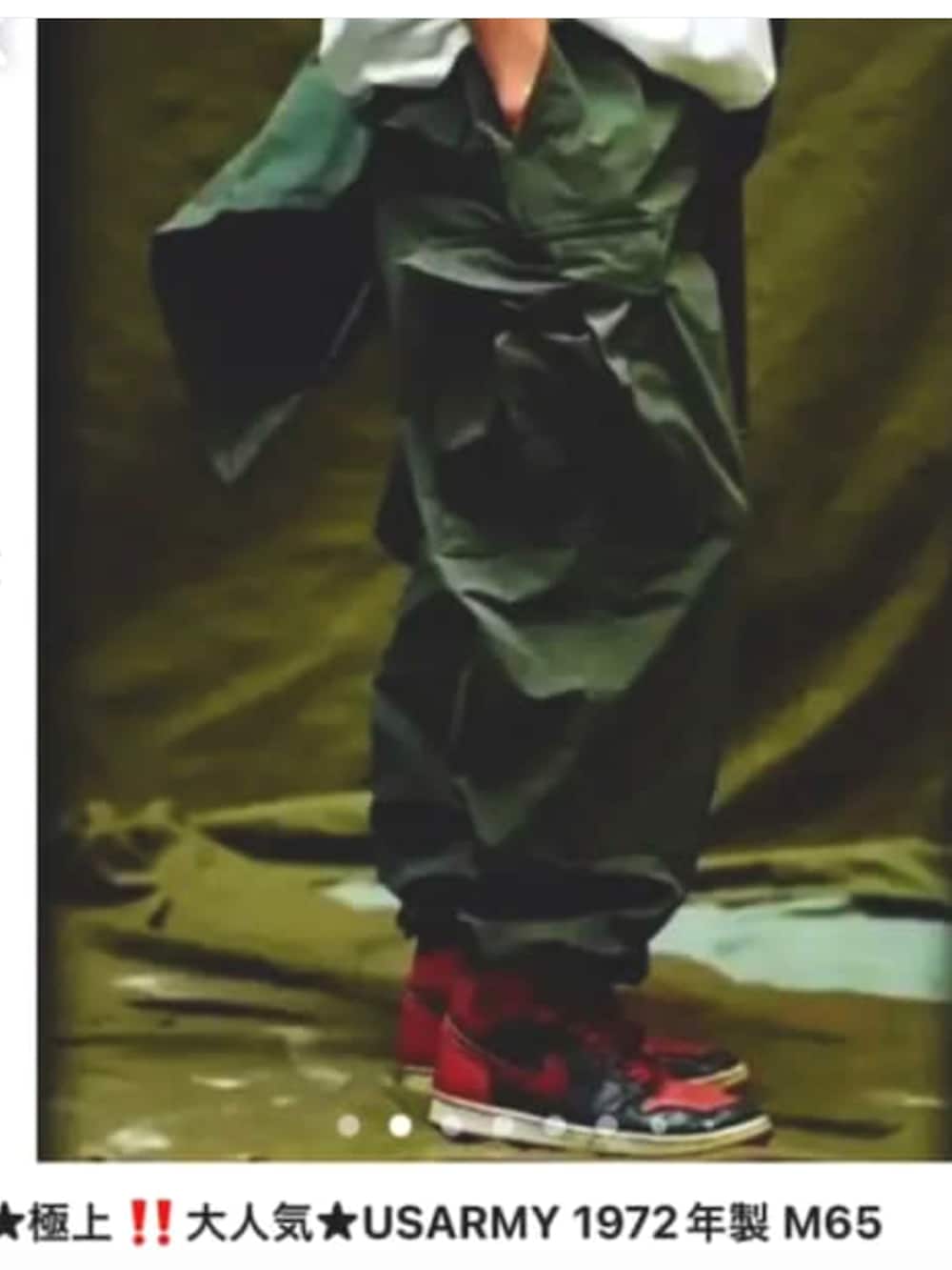 ブルー系のシャツ/ブラウス、グリーン系のカーゴパンツ、ブラウン系のドレスシューズを着用したメンズの夏コーディネートの3枚目の写真