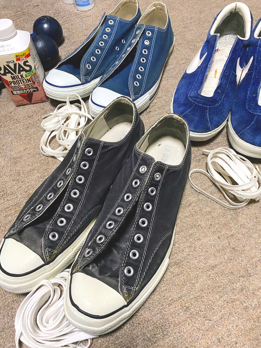 ブルー系のシャツ/ブラウス、ブルー系のネクタイ、ホワイト系のチノパンツを着用したメンズの春コーディネートの2枚目の写真