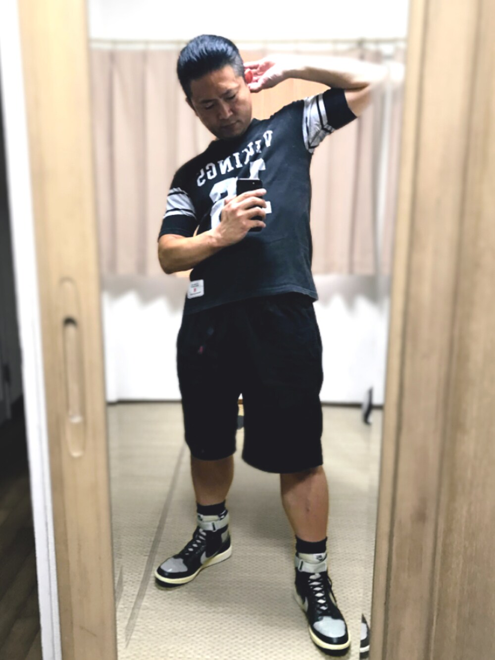 「片手スマホ自撮り研究会🤳✨、我が道をゆく隊、腹黒おたっしブラックコーデ😎、ヴィンテージ、ナイキ、Levi's、フットボールTシャツ、メガネおやじ、好きな服を好きなように着る🐷💕、双極性障害、メルカリ大量出品中‼️、テーブルランナー🥖いいね😊👍✨」|「EFFECTORの🔸エフェクター 黒ブチメガネ(ファズ) ロックテイスト😎(メガネ、ブラック系)」を使った、おたっし🐷さん(メンズ・174cm)の春コーディネートの2枚目の写真