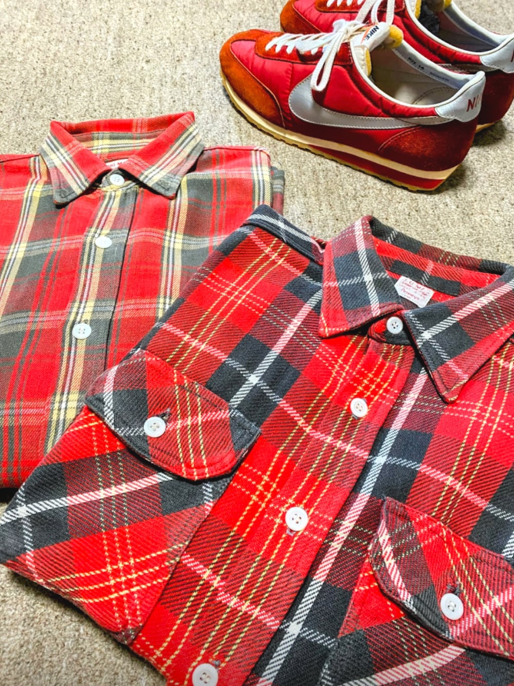 レッド系のシャツ/ブラウス、ホワイト系のTシャツ/カットソー、ブルー系のデニムパンツを着用したメンズの夏コーディネートの2枚目の写真