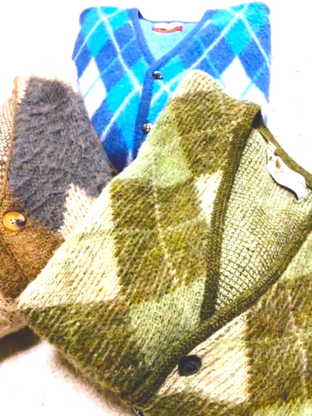 グレー系のカーディガン/ボレロ、ブルー系のシャツ/ブラウス、ホワイト系のTシャツ/カットソーを着用したメンズの春コーディネートの3枚目の写真