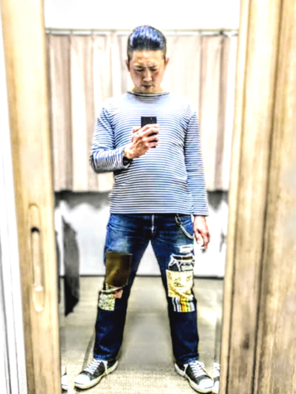 ホワイト系のTシャツ/カットソー、ブルー系のデニムパンツ、ブラック系のスニーカーを着用したメンズの夏コーディネートの2枚目の写真