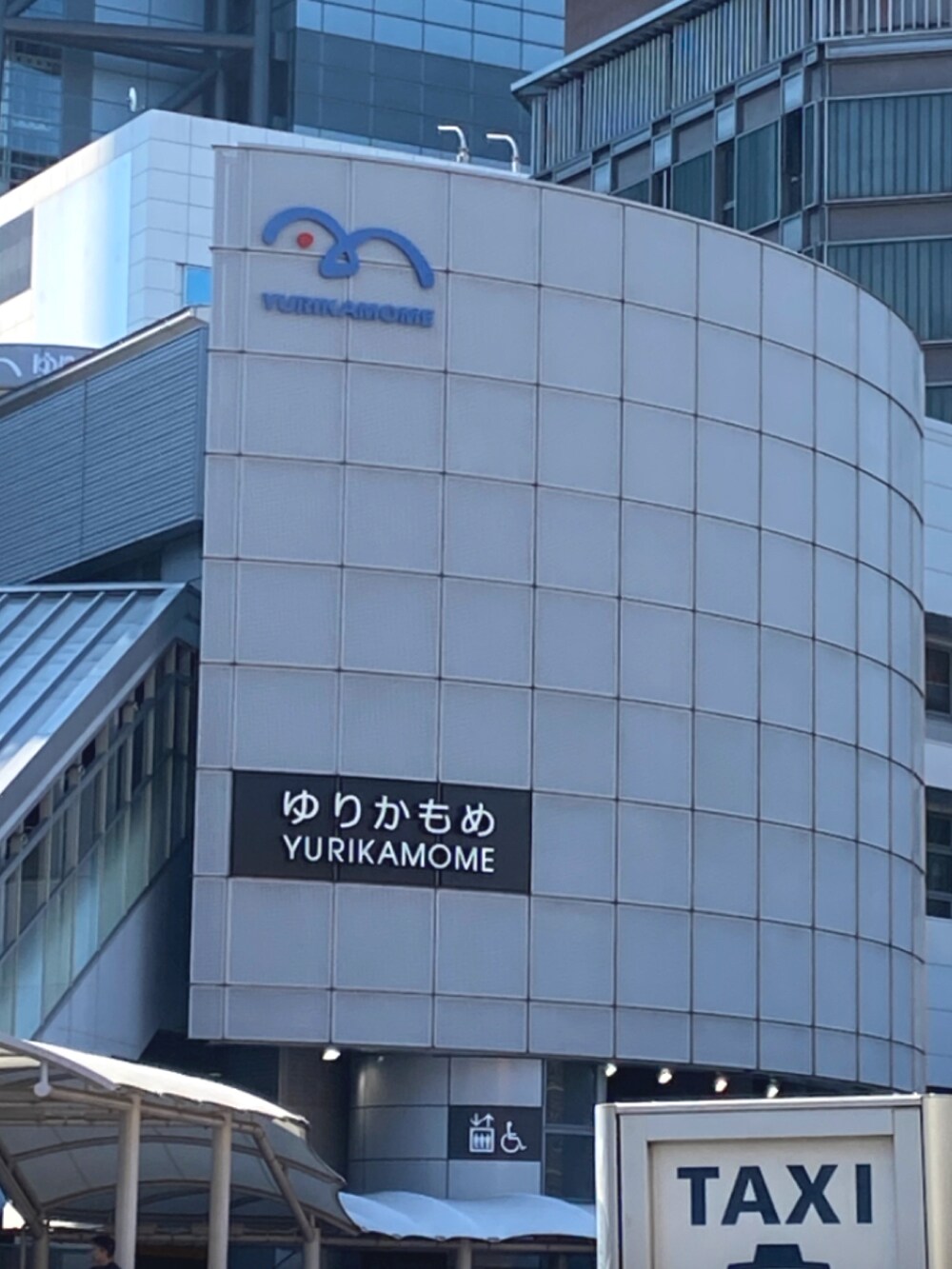 ブルー系のシャツ/ブラウス、ブルー系のチノパンツ、ブルー系のスニーカーを着用したメンズの夏コーディネートの3枚目の写真