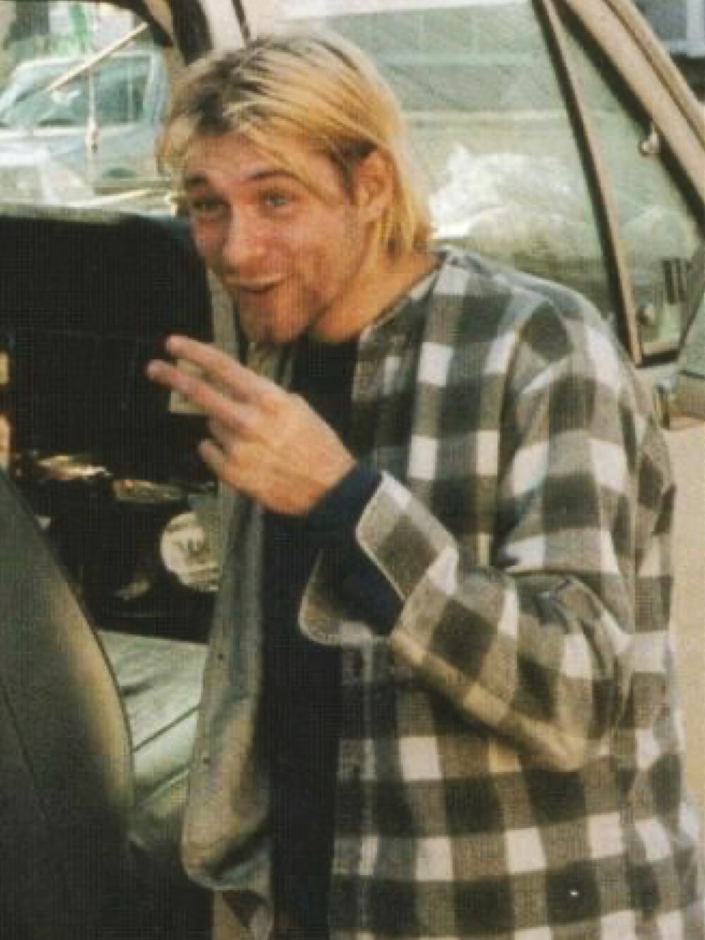 ホワイト系のシャツ/ブラウス、ブラック系のTシャツ/カットソー、ブラック系のチノパンツを着用したメンズの夏コーディネートの3枚目の写真