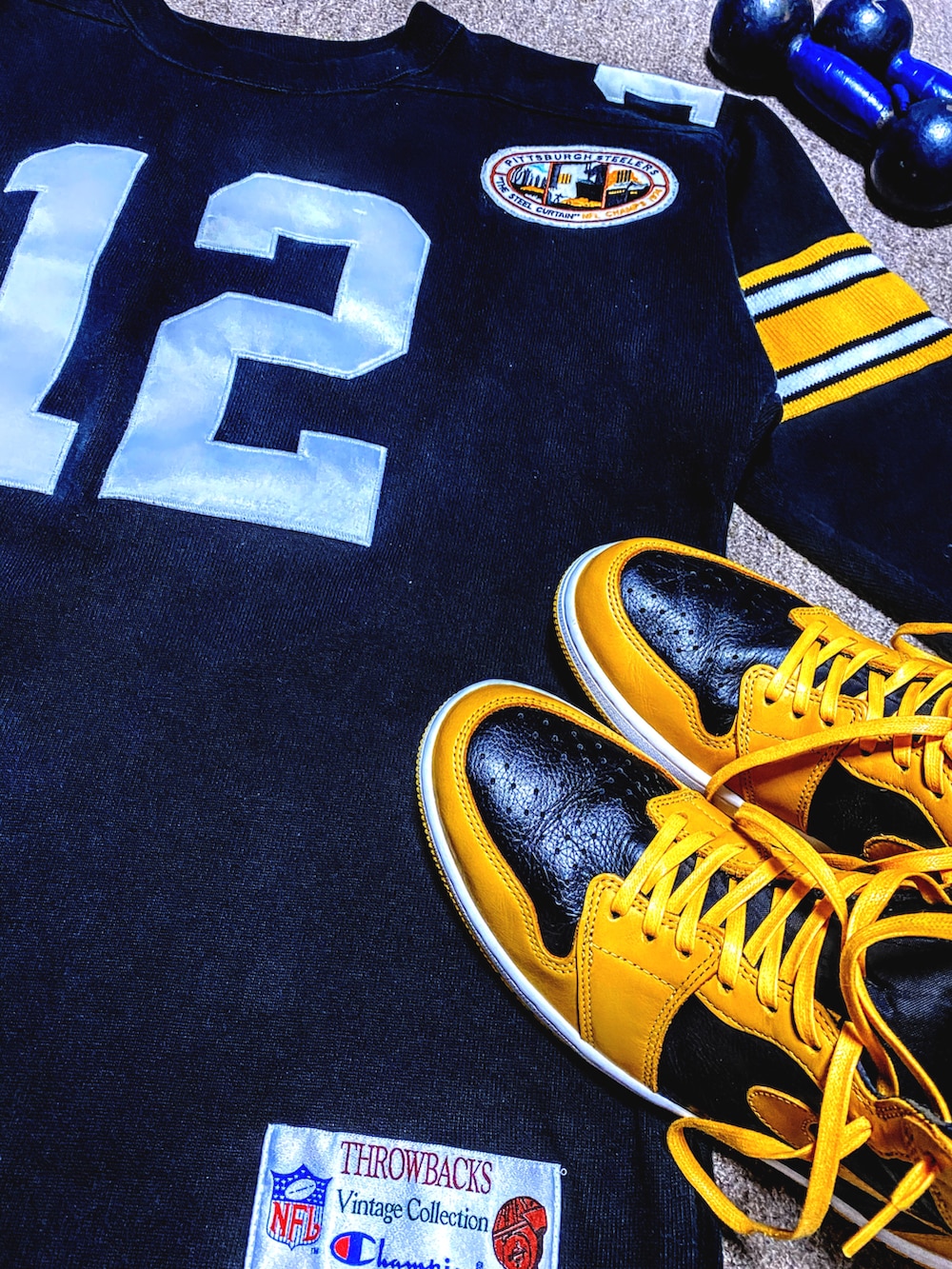 ブラック系のダウンジャケット/コート、ブルー系のカバーオール、ブラック系のTシャツ/カットソーを着用したメンズの冬コーディネートの2枚目の写真