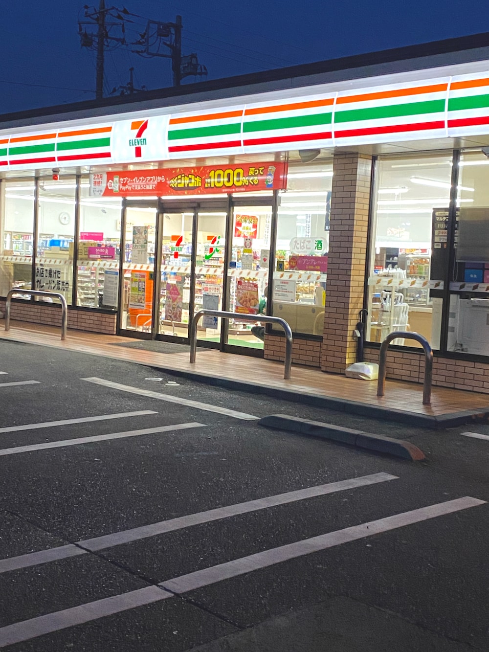 ブルー系のシャツ/ブラウス、ブルー系のネクタイ、ホワイト系のチノパンツを着用したメンズの春コーディネートの3枚目の写真