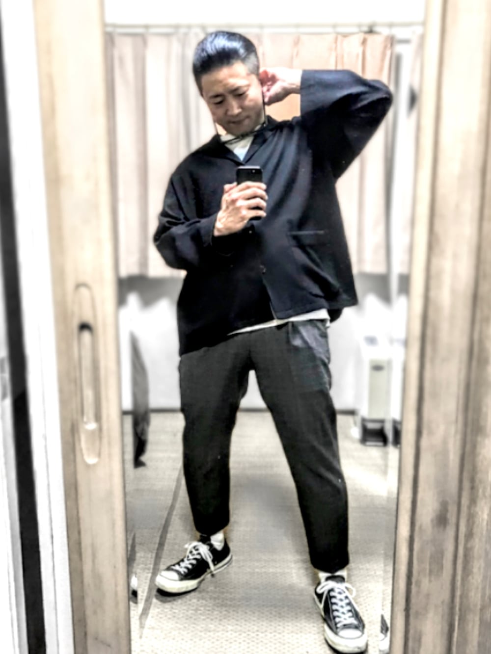 その他のシャツ/ブラウス、ブラック系のシャツ/ブラウス、グレー系のスラックスを着用したメンズの秋コーディネートの3枚目の写真