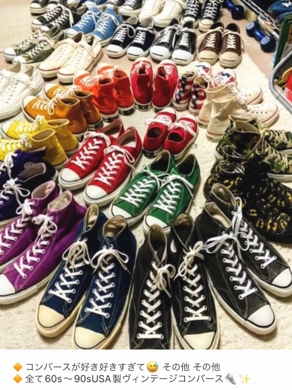 ホワイト系のTシャツ/カットソー、ホワイト系のサロペット/オーバーオール、イエロー系のスニーカーを着用したメンズの夏コーディネートの4枚目の写真