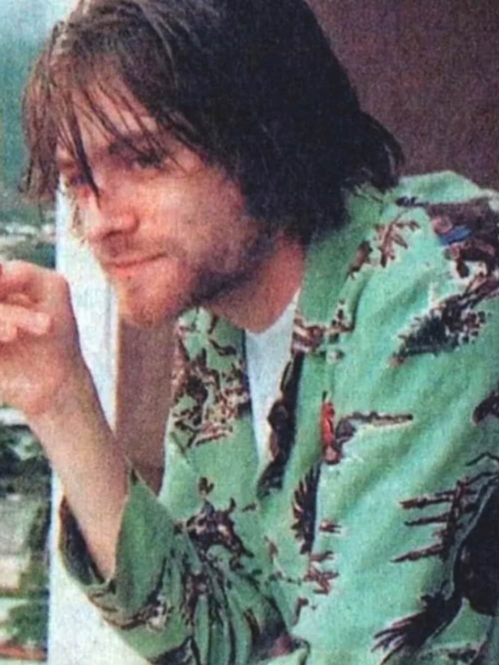 ブラウン系のカーディガン/ボレロ、グリーン系のシャツ/ブラウス、ホワイト系のTシャツ/カットソーを着用したメンズの春コーディネートの2枚目の写真