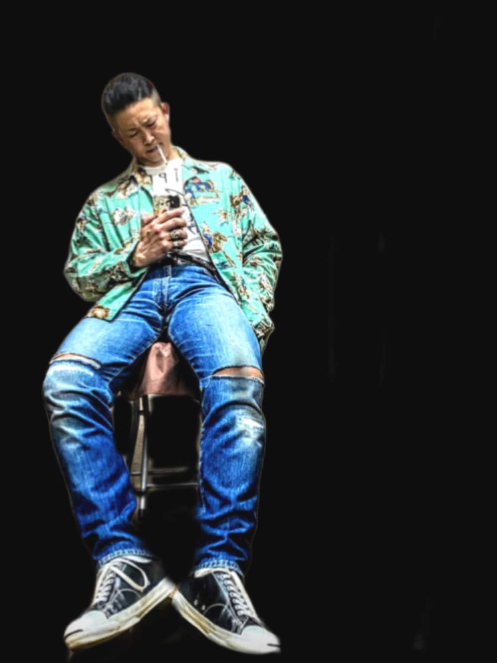 グリーン系のシャツ/ブラウス、ホワイト系のTシャツ/カットソー、ブルー系のデニムパンツを着用したメンズの夏コーディネートの5枚目の写真