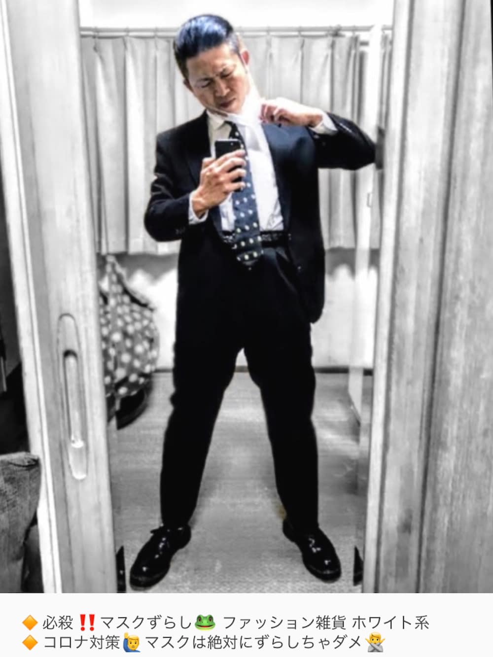 ホワイト系のシャツ/ブラウス、ブラック系のライダースジャケット、ブラック系のネクタイを着用したメンズの秋コーディネートの2枚目の写真