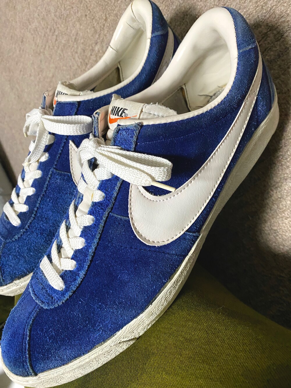 ブルー系のカバーオール、ブルー系のダウンジャケット/コート、ブルー系のシャツ/ブラウスを着用したメンズの冬コーディネートの4枚目の写真