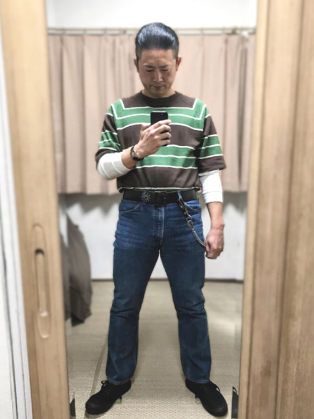 グリーン系のTシャツ/カットソー、ホワイト系のTシャツ/カットソー、ブルー系のデニムパンツを着用したメンズの春コーディネートの2枚目の写真