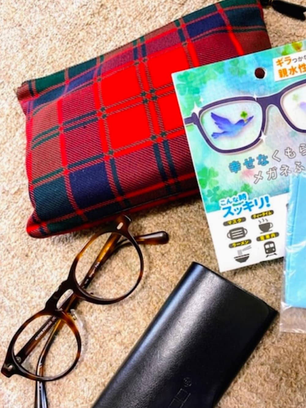 ブルー系のシャツ/ブラウス、ブルー系のネクタイ、グレー系のスラックスを着用したメンズの秋コーディネートの2枚目の写真