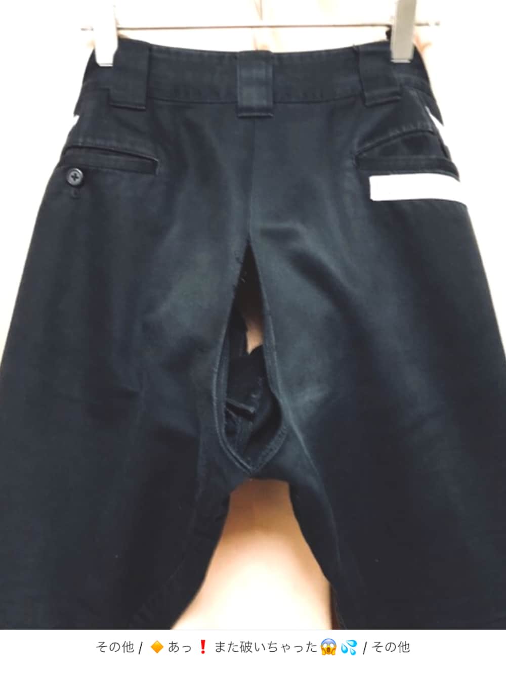 ブルー系のダウンジャケット/コート、ブラック系のカーディガン/ボレロ、ホワイト系のシャツ/ブラウスを着用したメンズの春コーディネートの3枚目の写真