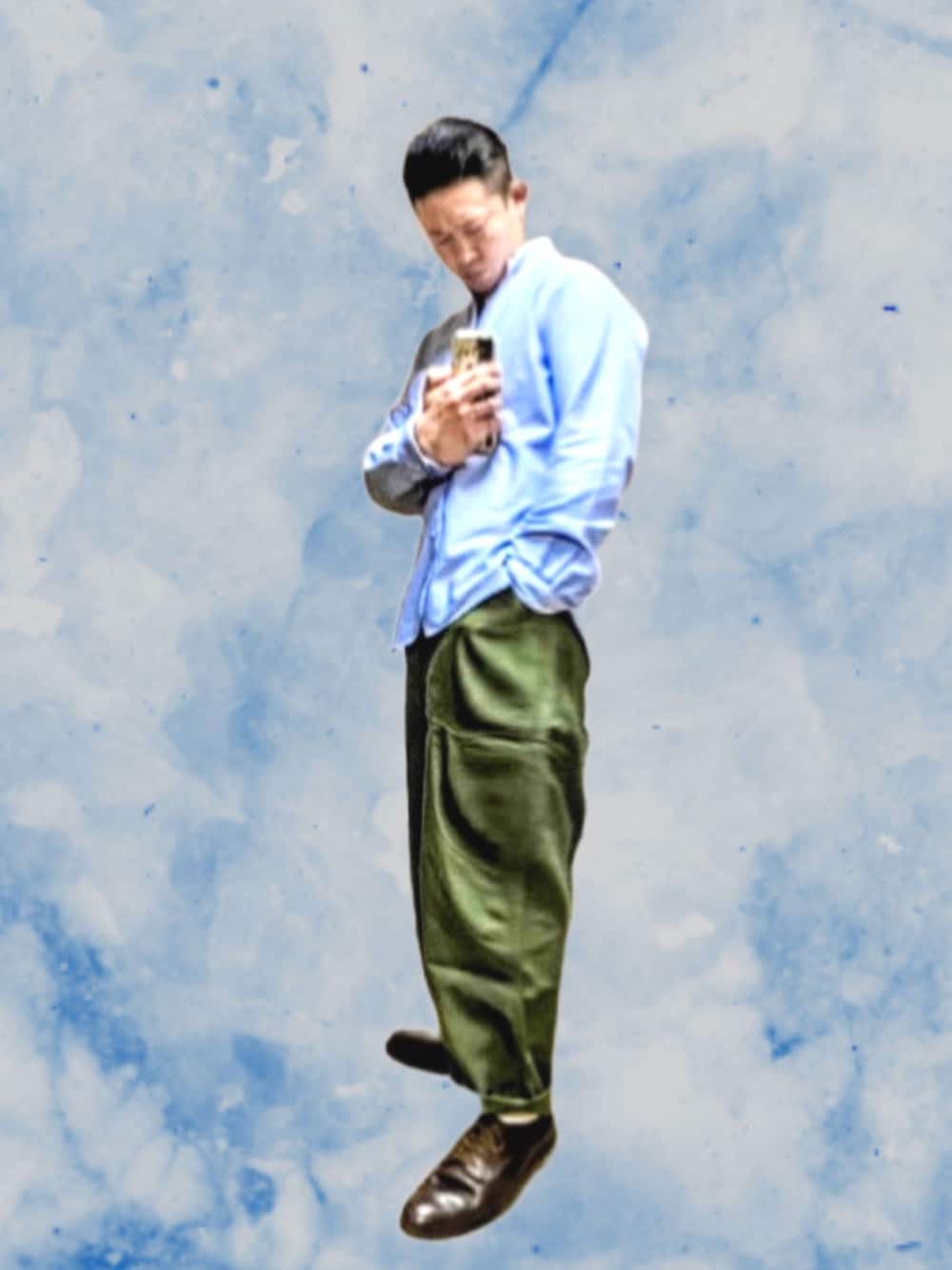 ブルー系のシャツ/ブラウス、グリーン系のカーゴパンツ、ブラウン系のドレスシューズを着用したメンズの夏コーディネートの5枚目の写真