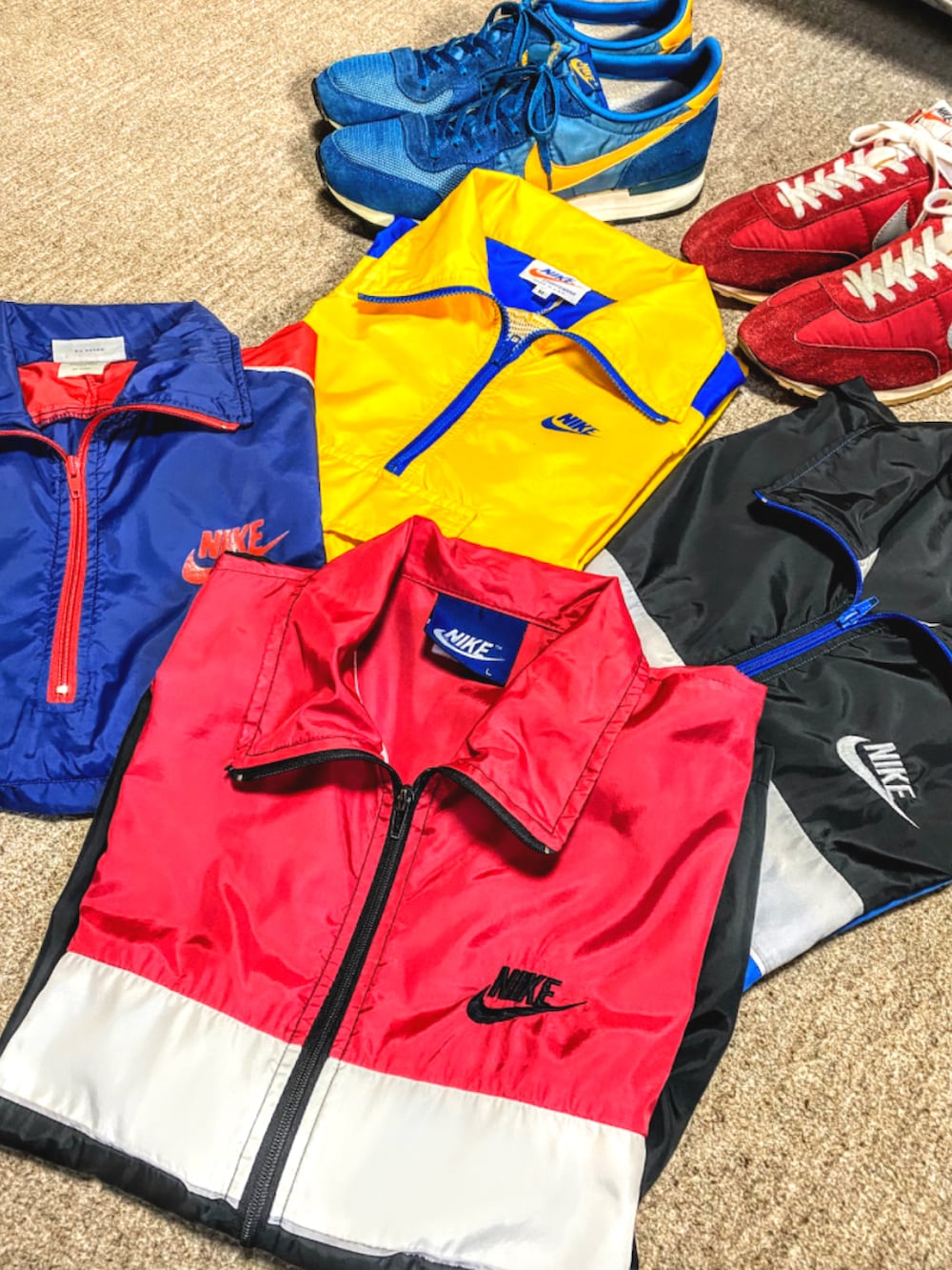 グリーン系のモッズコート、ブルー系のナイロンジャケット、ブラック系のTシャツ/カットソーを着用したメンズの冬コーディネートの2枚目の写真