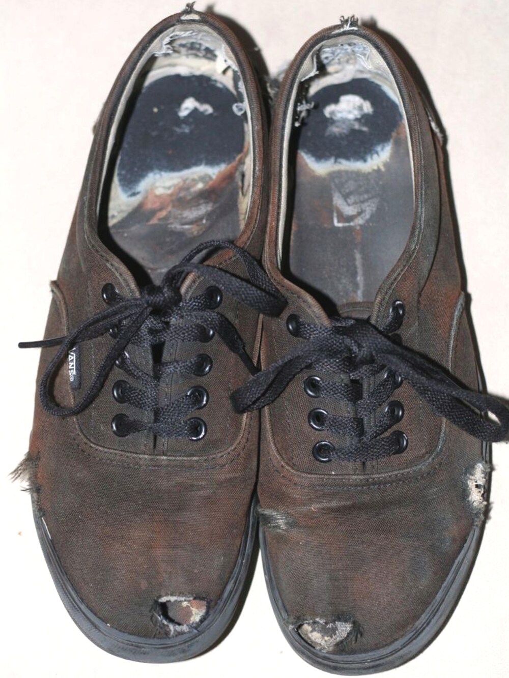 ブルー系のダウンジャケット/コート、ブラック系のカーディガン/ボレロ、ホワイト系のシャツ/ブラウスを着用したメンズの冬コーディネートの4枚目の写真