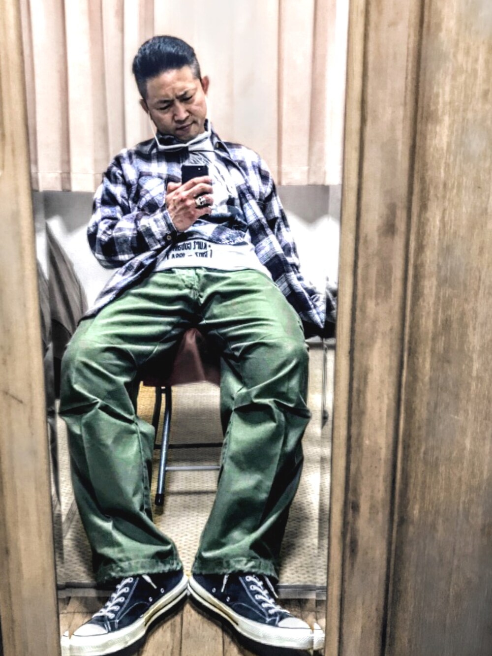 「片手スマホ自撮り研究会🤳✨、我が道をゆく隊、アメカジ、グランジ、ビッグシルエット、カートコバーン、カーゴパンツ、バンドT、好きな服を好きなように着る🐷💕、双極性障害、北千住アニメが熱い🔥、マルコとマルオとマリオ🤔⁉️、肉体改造中🐷💦、メルカリ大量出品中‼️」｜「🔸前回の紺ブレミリトラコーデ🐸✨の🔸ミリタリートラッド　#カーゴパンツ #メガネおやじ（その他、その他）」を使った、おたっし🐷さん（メンズ・174cm）の春コーディネートの3枚目の写真