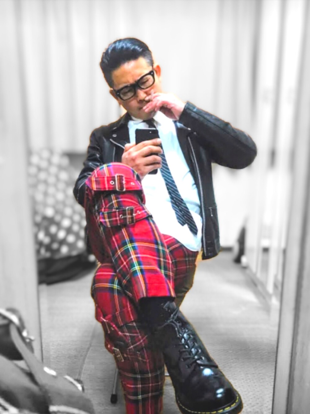 レッド系のニット/セーター、ブルー系のデニムパンツ、ブラック系のスニーカーを着用したメンズの夏コーディネートの2枚目の写真