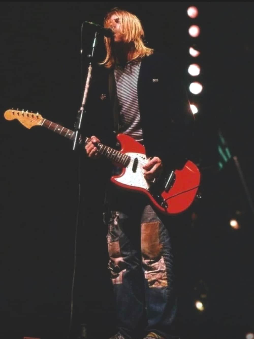 ホワイト系のデニムジャケット、ホワイト系のデニムジャケット、グレー系のスラックスを着用したメンズの春コーディネートの4枚目の写真