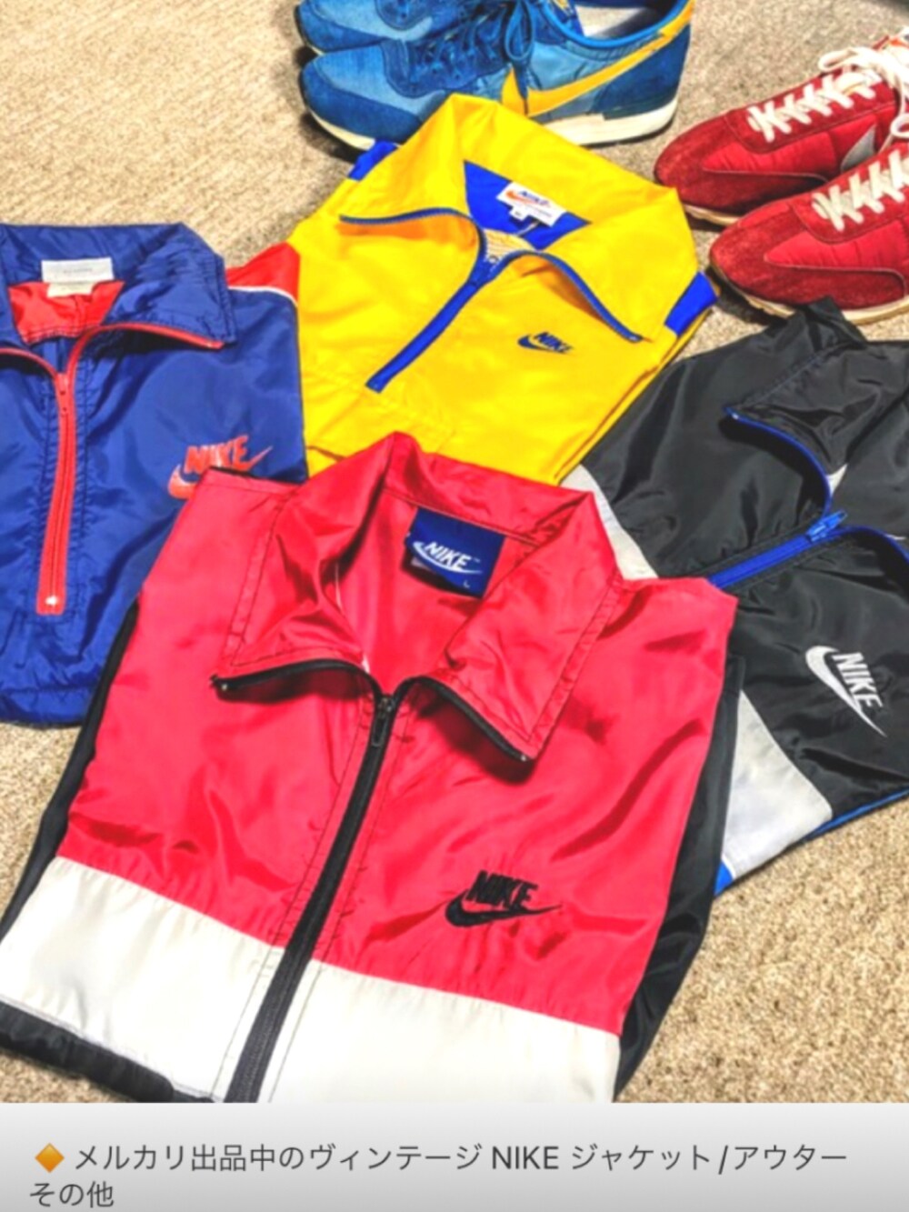 イエロー系のナイロンジャケット、イエロー系のその他アウター、ブルー系のデニムパンツを着用したメンズの夏コーディネートの3枚目の写真