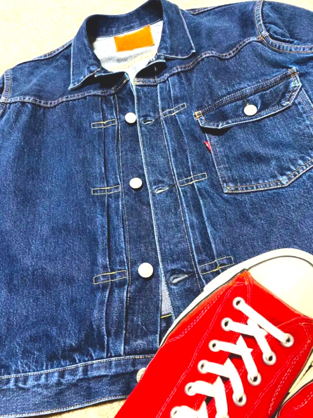 ブルー系のデニムジャケット、ブラック系のニット/セーター、グレー系のスラックスを着用したメンズの冬コーディネートの2枚目の写真