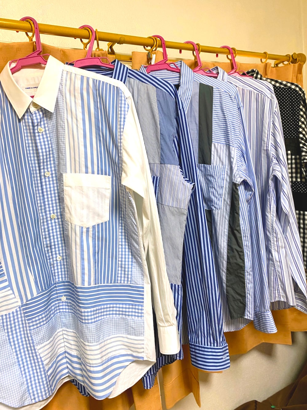 ブルー系のダウンジャケット/コート、ブラック系のカーディガン/ボレロ、ホワイト系のシャツ/ブラウスを着用したメンズの冬コーディネートの4枚目の写真