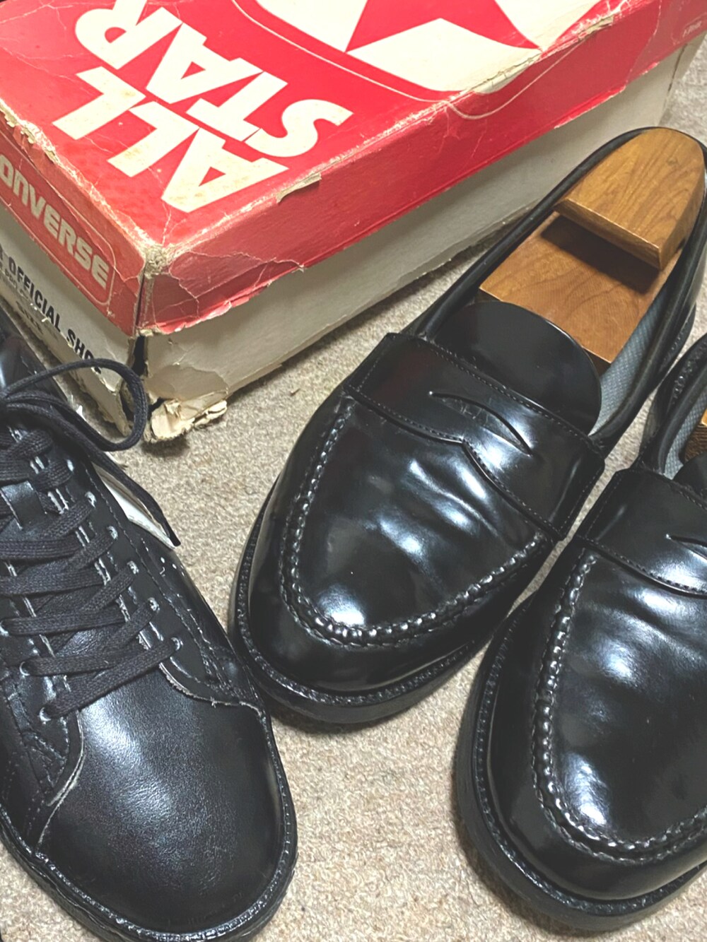 ブルー系のテーラードジャケット、ブルー系のポロシャツ、ホワイト系のチノパンツを着用したメンズの夏コーディネートの4枚目の写真